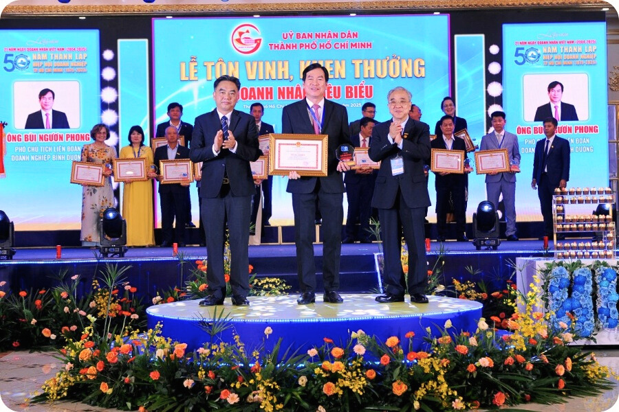 Lễ trao tặng Bằng khen “Doanh nghiệp, Doanh nhân tiêu biểu” do Chủ tịch UBND Thành phố trao cho ông Lê Phong và Chủ tịch Hội đồng Quản trị Bùi Ngươn Phong.